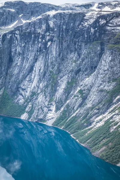 Dağları üzerinde güzel, Norveçli yatay şekilde t — Stok fotoğraf