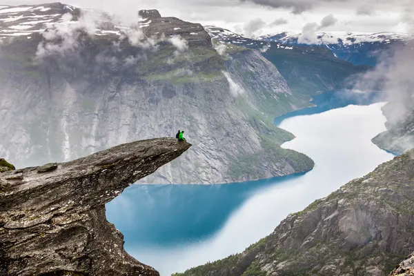 ノルウェー山 trolltunga オッダ フィヨルド ノルゲ トレイルをハイキング — ストック写真