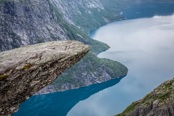 ノルウェー山 trolltunga オッダ フィヨルド ノルゲ トレイルをハイキング — ストック写真