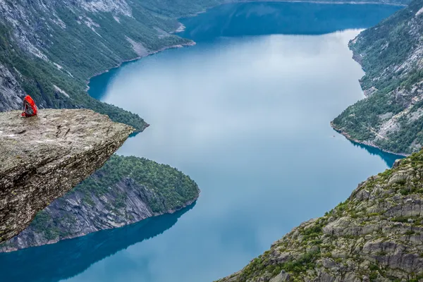 ノルウェー山 trolltunga オッダ フィヨルド ノルゲ トレイルをハイキング — ストック写真