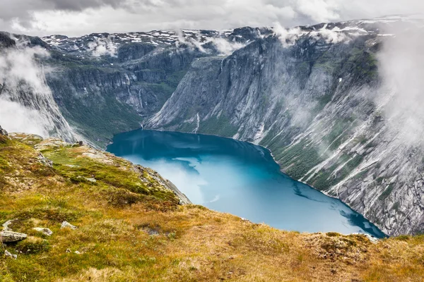 Hermoso paisaje noruego con montañas en el camino a t —  Fotos de Stock