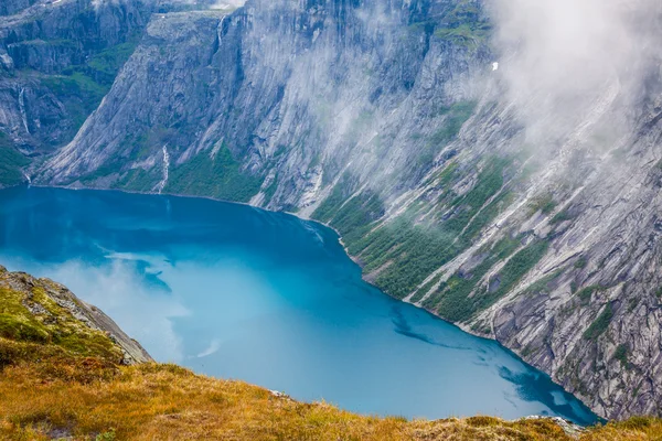 Bela paisagem norwegian com montanhas a caminho de t — Fotografia de Stock