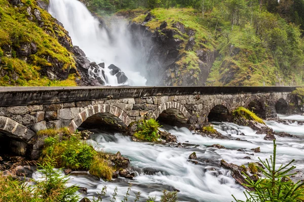 Le célèbre Laatefossen à Odda, l'une des plus grandes cascades de — Photo