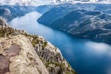 Preikestolen, Müezzin kayası, lysefjorden (Norveç). iyi bilinen bir t