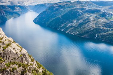 Preikestolen, Müezzin kayası, lysefjorden (Norveç). iyi bilinen bir t