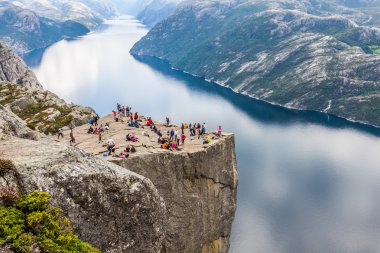 Preikestolen, Müezzin kayası, lysefjorden (Norveç). iyi bilinen bir t