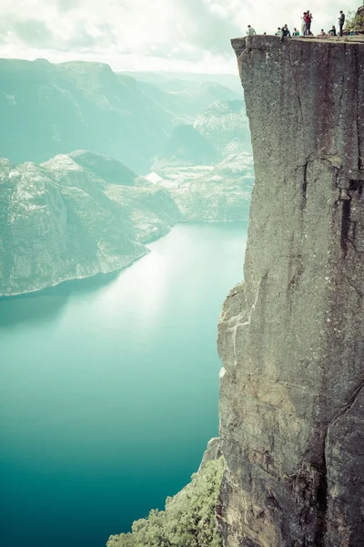 Preikestolen プルピット岩 lysefjorden (ノルウェー) で。よく知られている t — ストック写真