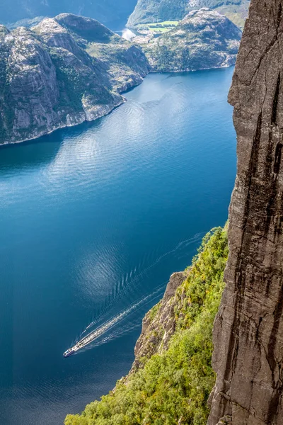 Preikestolen,Pulpit Rock at Lysefjorden (Norway). A well known t — Stock Photo, Image