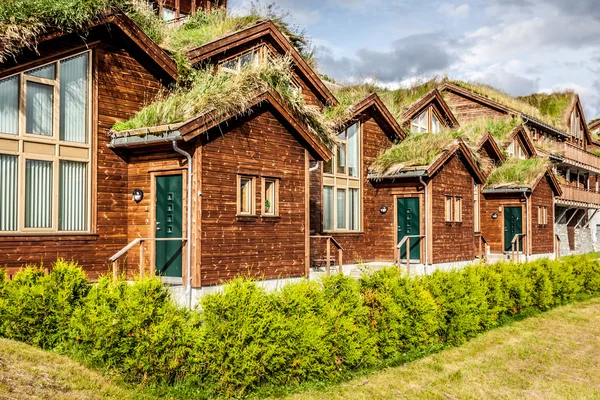 Casa típica norwegian com grama no telhado — Fotografia de Stock