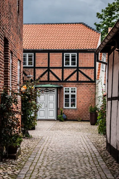 Rue avec vieilles maisons de la ville royale Ribe au Danemark — Photo