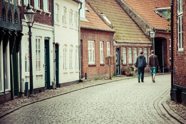 Straat met oude huizen van koninklijke stad ribe in Denemarken — Stockfoto