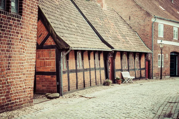 Rue avec vieilles maisons de la ville royale Ribe au Danemark — Photo