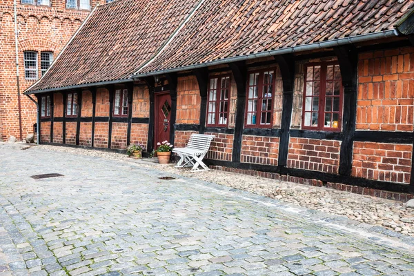 Strada con vecchie case dalla città reale Ribe in Danimarca — Foto Stock