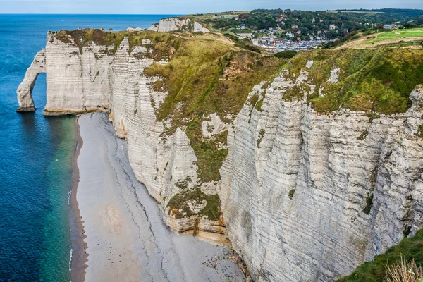 Slavné útesy na etretat v Normandii, Francie — Stock fotografie