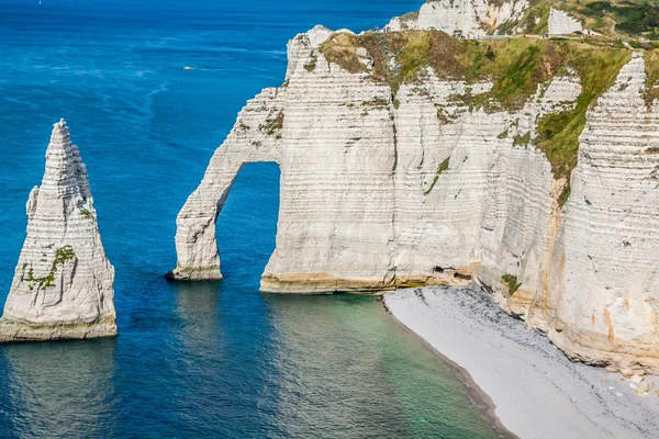 Os famosos penhascos em etretat na Normandia, França — Fotografia de Stock