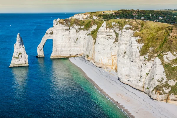 Os famosos penhascos em etretat na Normandia, França — Fotografia de Stock