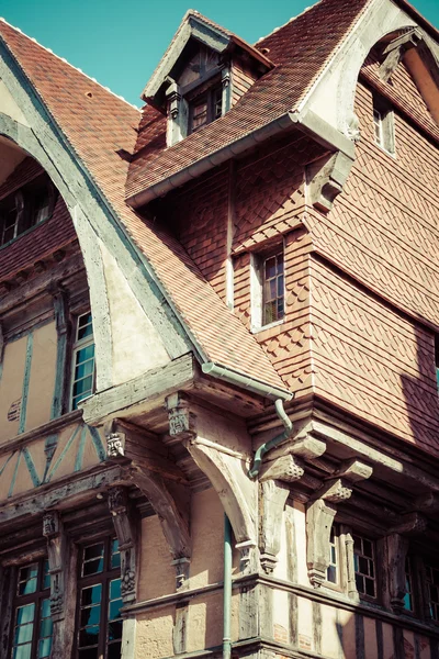 Estilizada casa de entramado de madera. Etretat es una comuna en el Sena —  Fotos de Stock