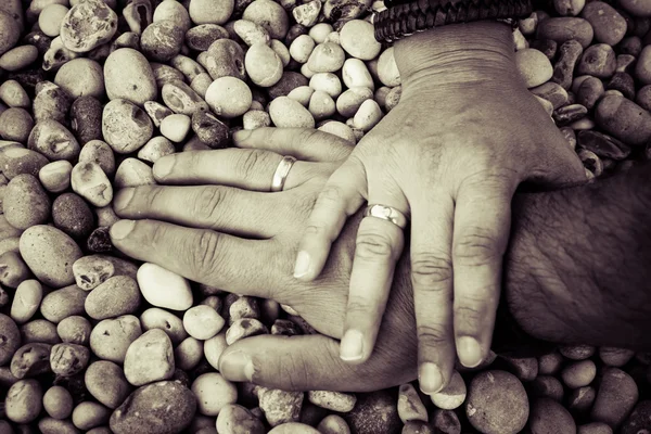 Casal de mãos dadas juntamente com seus anéis mostrando — Fotografia de Stock
