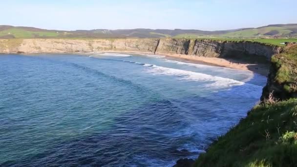 Playa en la cuchia, Santander en la cantabria, España — Vídeos de Stock