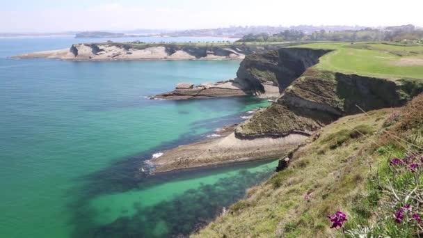 Schöne atlantische meerküste in Santander, spanien — Stockvideo