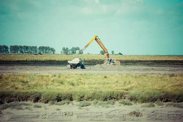 Yeni inşaat sahasında kazıcı — Stok fotoğraf