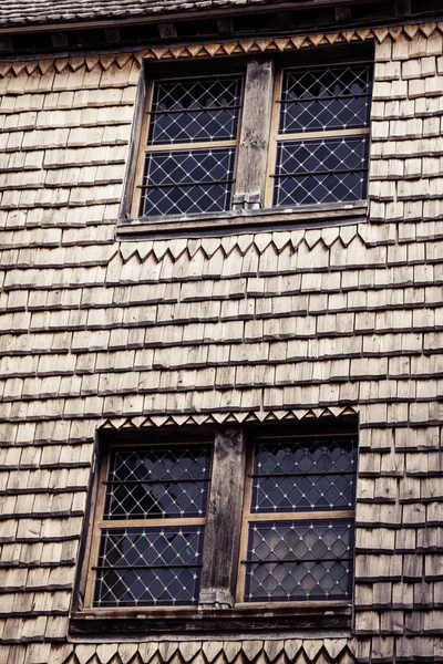 屋根や鉱山機械にアウグスティーナー修道院下の村からの家 — ストック写真