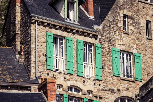 Tetti e case del villaggio sotto il monastero sul Moun — Foto Stock