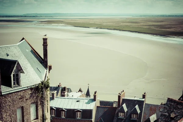 Toits et maisons du village sous la monastère sur la Moun — Photo