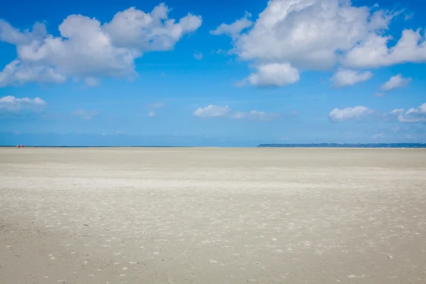 Ocean at low tide under blue cloudy sky, at Mont Saint Michelle — Stock Photo, Image