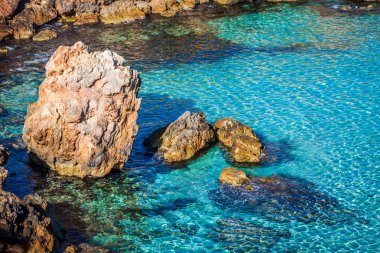 Cala Conta, İbiza İspanya 'daki güzel ada ve turkuaz suları