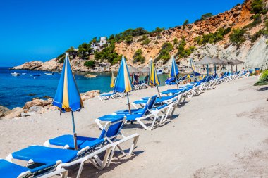 şezlonglar Ibiza, Balear pastoral plaj kum üzerinde 