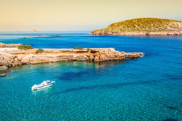 Schöne Insel und türkisfarbenes Wasser in Cala Conta, Ibiza Spanien — Stockfoto