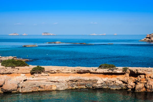 Hermosa isla y aguas turquesas en Cala Conta, Ibiza España — Foto de Stock