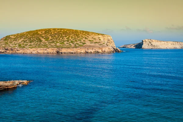 Красивый остров и бирюзовые воды в Cala Conta, Ибица Испания — стоковое фото