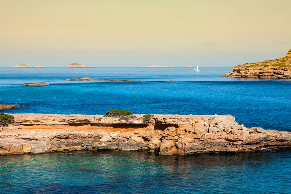 Schöne Insel und türkisfarbenes Wasser in Cala Conta, Ibiza Spanien — Stockfoto