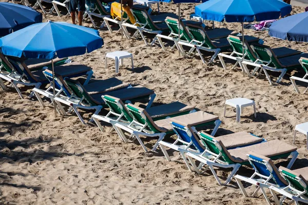 Палубные стулья над песком на идиллическом пляже на Ибице, Балеарский — стоковое фото