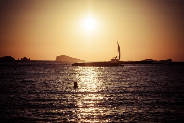 Puesta de sol en la playa (cala conta), Ibiza, España —  Fotos de Stock