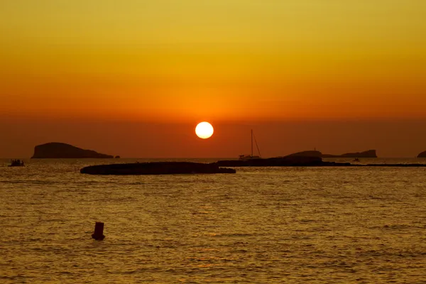 Puesta de sol en la playa (cala conta), Ibiza, España —  Fotos de Stock