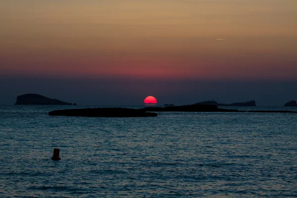 Solnedgang ved stranden (cala conta), Ibiza, Spania – stockfoto