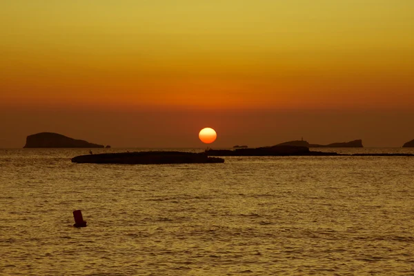 Solnedgang ved stranden (cala conta), Ibiza, Spania – stockfoto