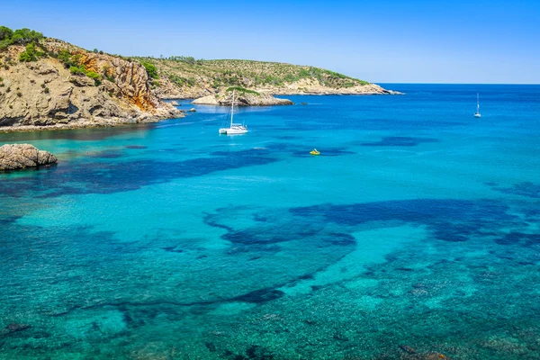 Ίμπιζα cala benirras παραλία στο san joan στο Βαλεαρίδες Νήσοι Ισπανία — Φωτογραφία Αρχείου