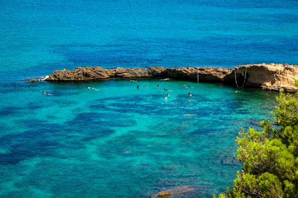 Ibiza punta de xarraca türkisfarbenes Strandparadies auf der Baleareninsel — Stockfoto