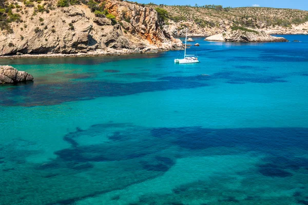 Ibiza Punta de Xarraca paraíso de praia azul-turquesa na Ilha Baleares — Fotografia de Stock