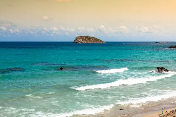 Cala Nova praia na ilha de Ibiza no Mediterrâneo Baleares — Fotografia de Stock