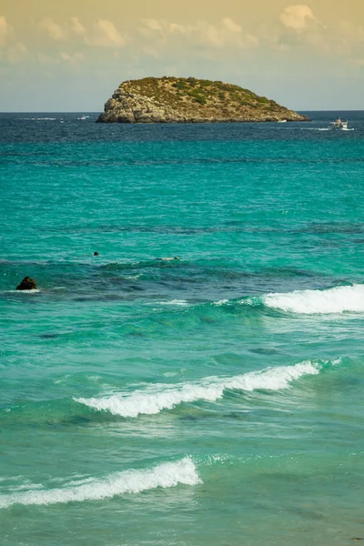 Cala Nova Strand in Ibiza Insel im balearischen Mittelmeer — Stockfoto