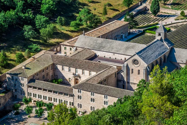 Abbaye de senanque w pobliżu miejscowości gordes, regionie vaucluse, provenc — Zdjęcie stockowe