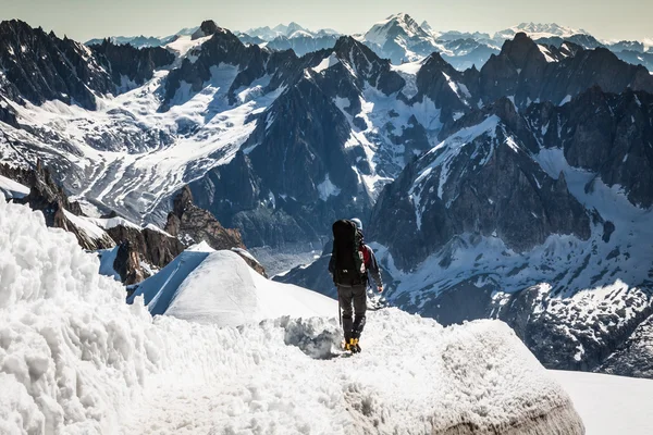 Mont Blanc, Chamonix, Alpes françaises. La France. - touristes grimpant u — Photo