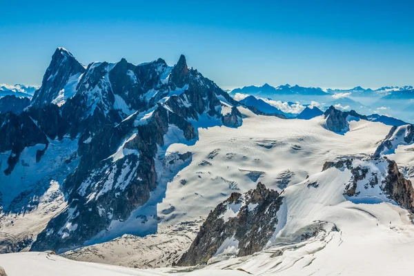 Mont blanc mountain massivet sommar landskap (vy från aiguille d — Stockfoto