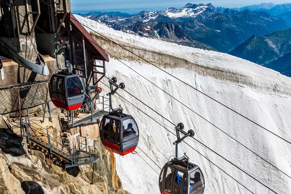Red cable car railway, cableway, in ski resort — Stock Photo, Image