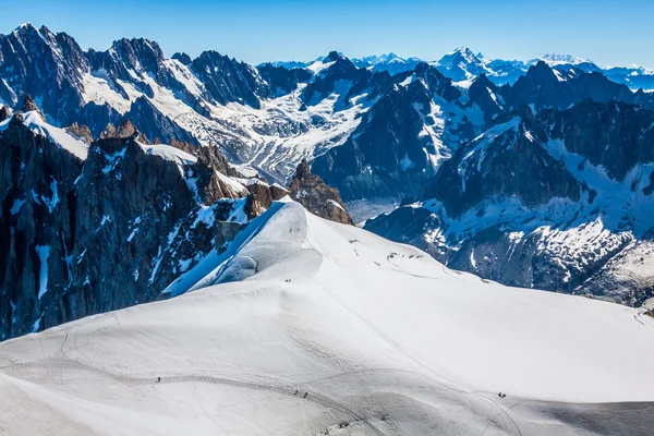 Mont Blanc montanha maciça paisagem de verão (vista de Aiguille d — Fotografia de Stock